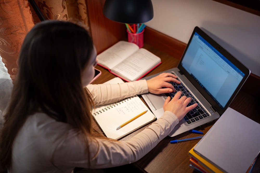 Jak nauczyć dziecko mądrze korzystać z sieci?