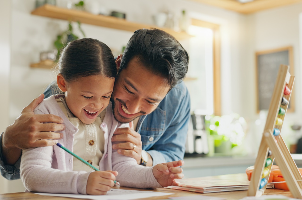 Jak nauczyć dziecko analizowania informacji i zadawania pytań?